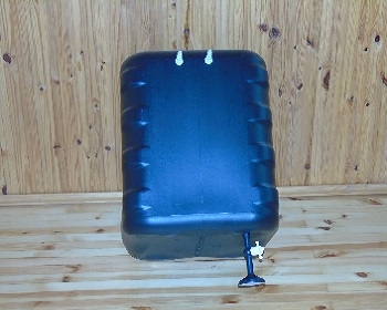 Бак для душа Альтернатива 150 л с пластиковым шаровым краном (уровень воды) Бак для душа Альтернатива 150 л с пластиковым шаровым краном (уровень воды)