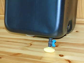 Бак для душа Альтернатива 100 л с пластиковым шаровым краном, уровнем воды Бак для душа Альтернатива 100 л с пластиковым шаровым краном, уровнем воды