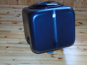 Бак для душа Альтернатива 100 л с пластиковым шаровым краном, уровнем воды Бак для душа Альтернатива 100 л с пластиковым шаровым краном, уровнем воды